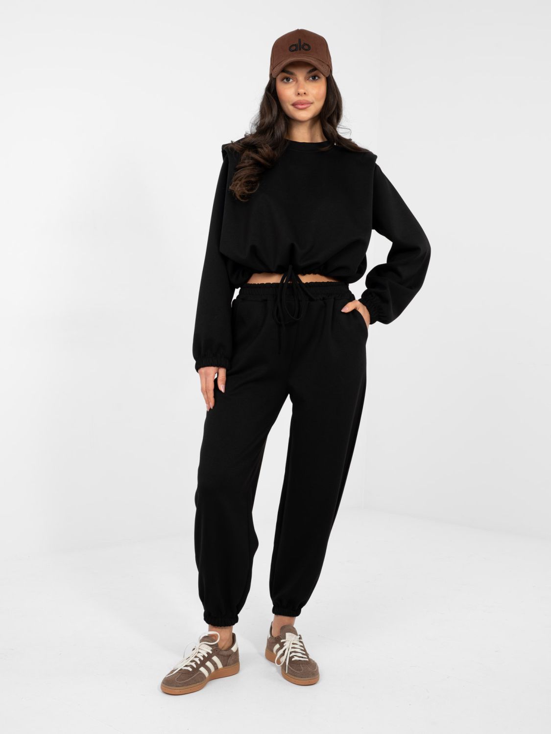 Čierny dámsky komplet s viazaním a ramennými vypchávkami