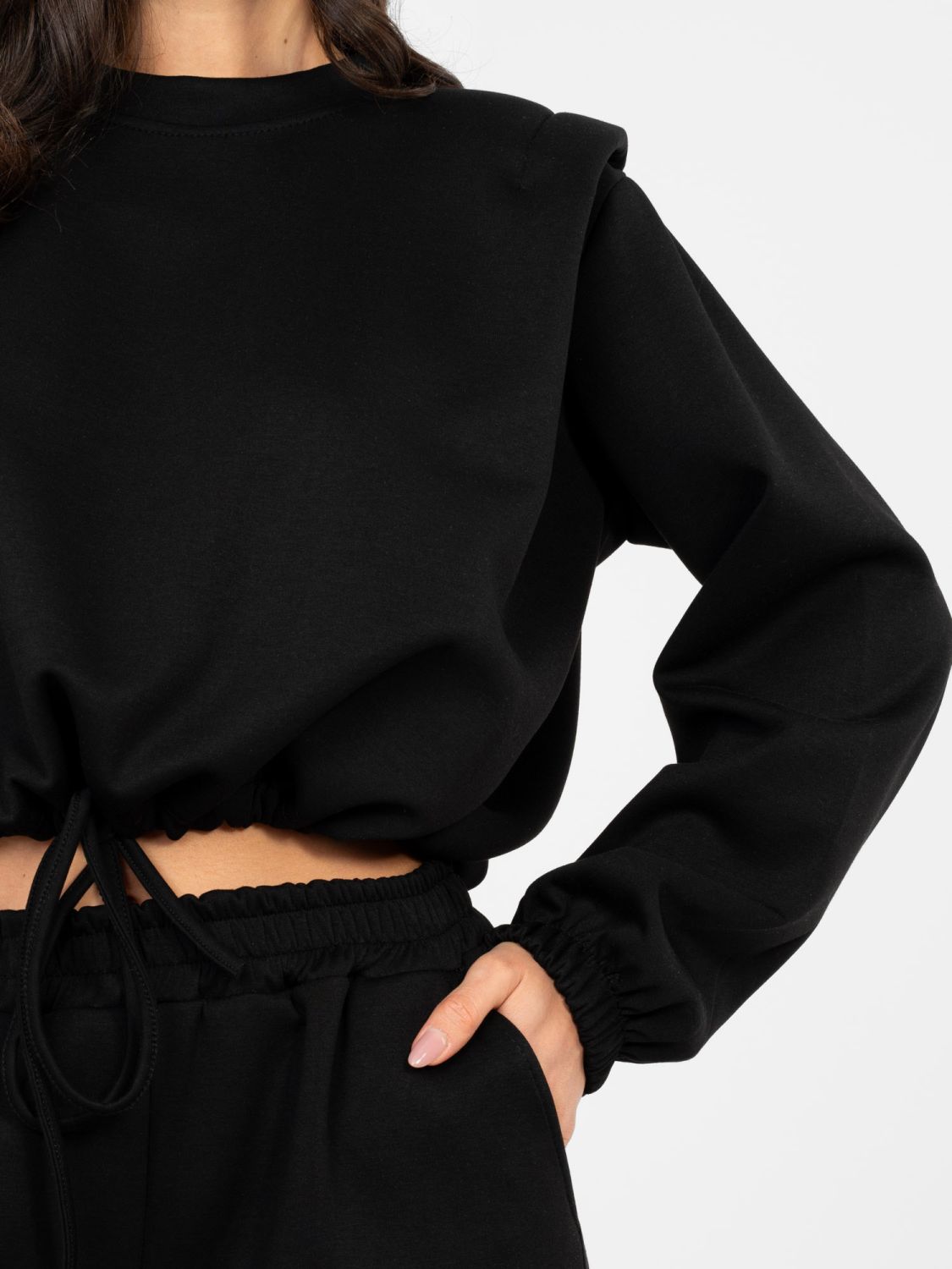 Čierny dámsky komplet s viazaním a ramennými vypchávkami