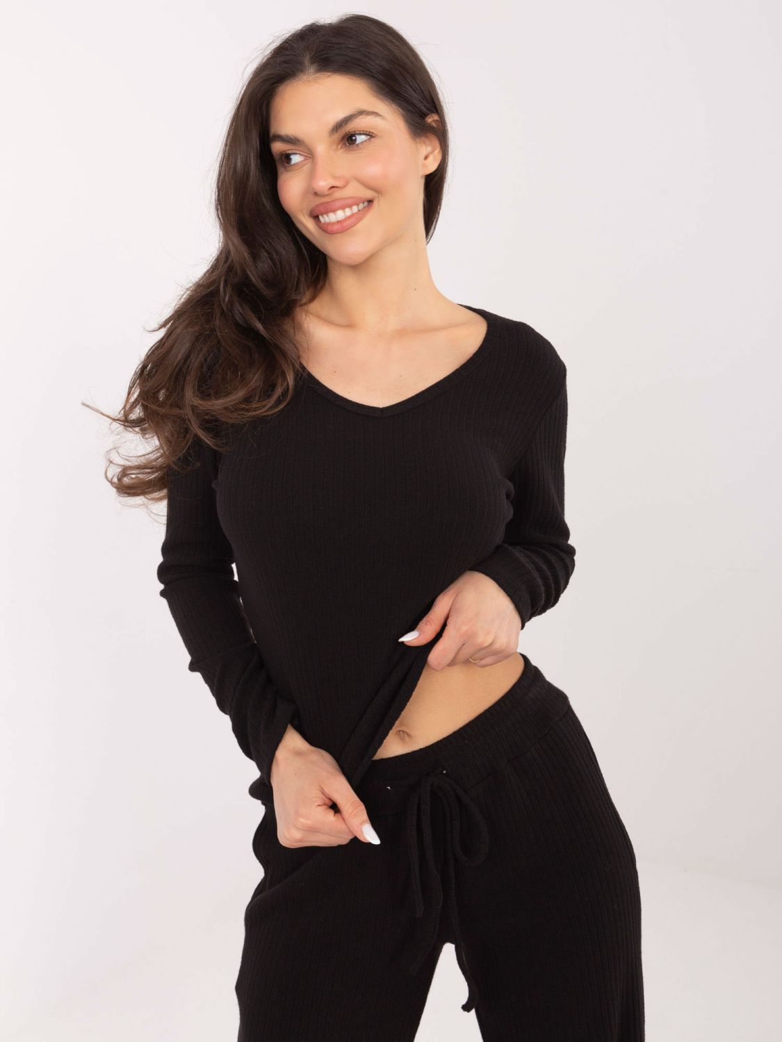 Čierny rebrovaný pulóver s V-výstrihom
