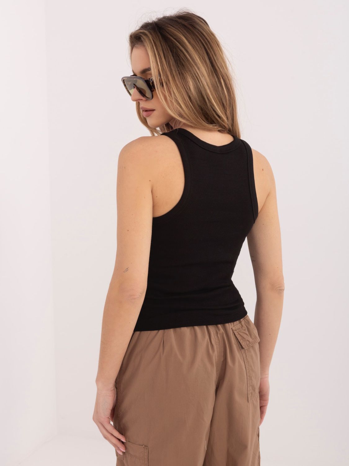 Čierny bavlnený top s výšivkou a nápisom