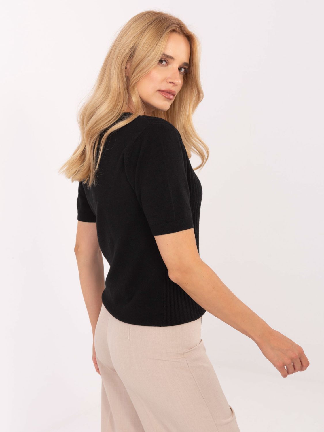 Elegantný čierny pulóver s krátkym rukávom