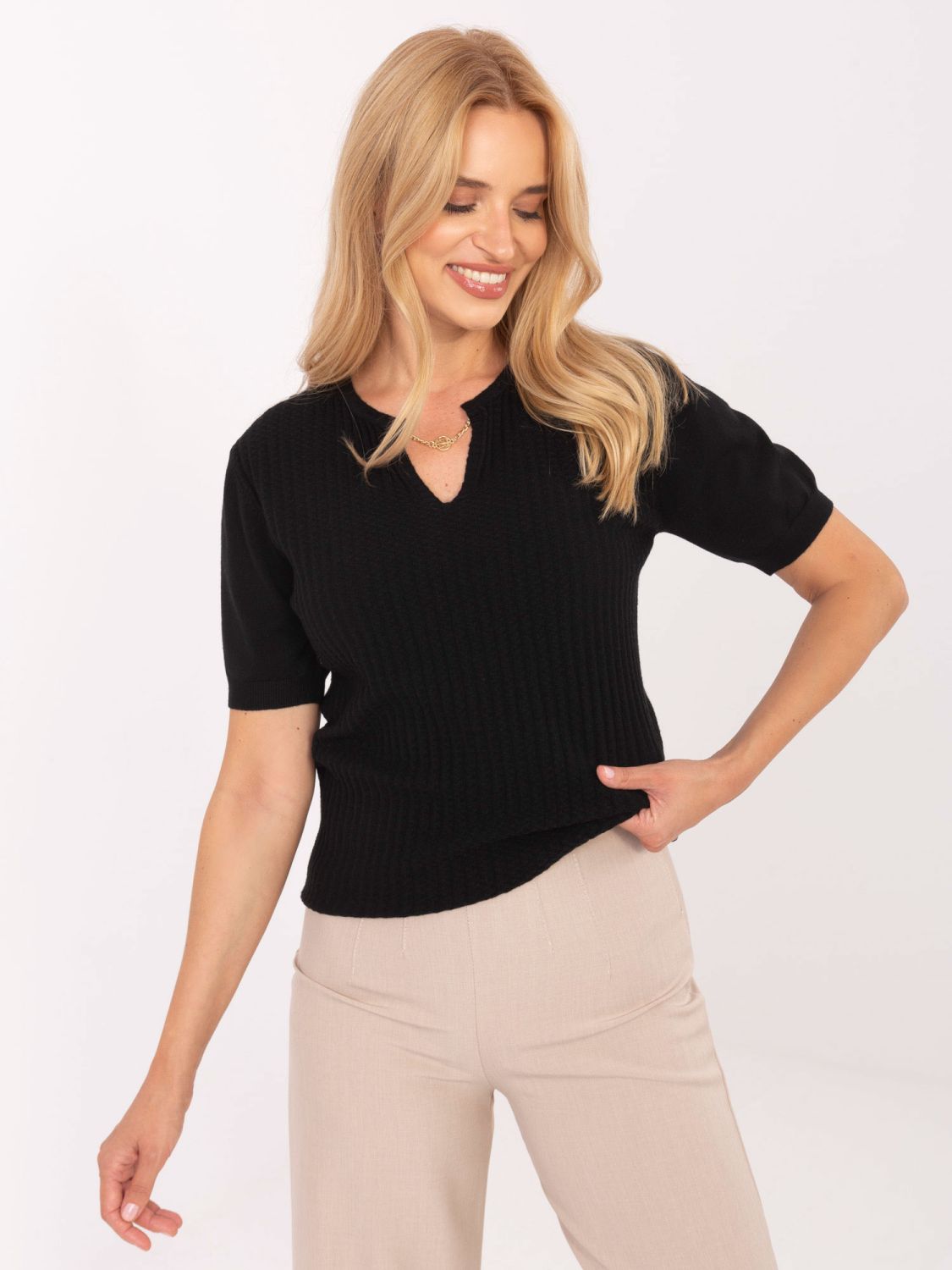 Elegantný čierny pulóver s krátkym rukávom