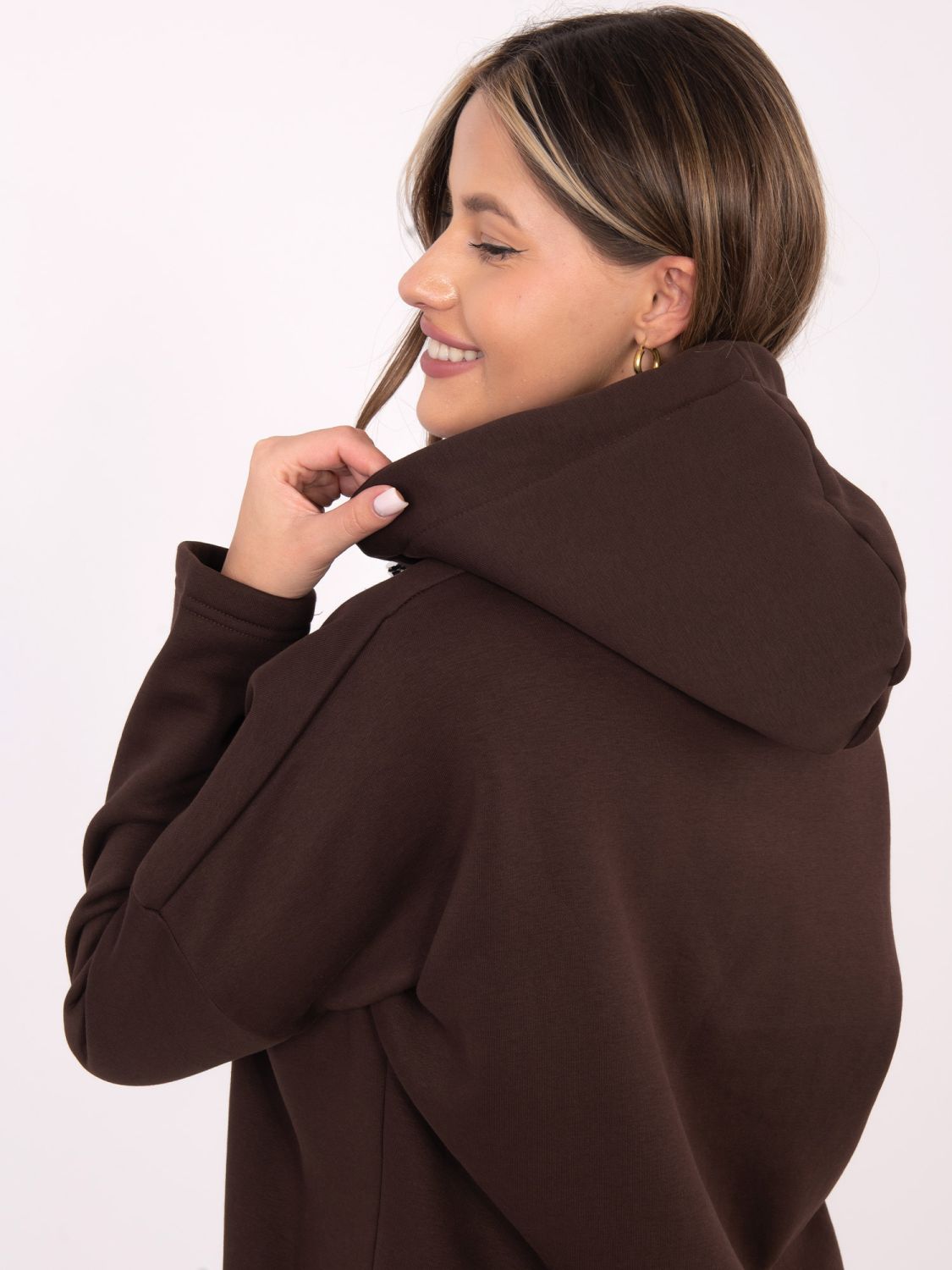 Dlhá hnedá mikina s kapucňou a zipsom