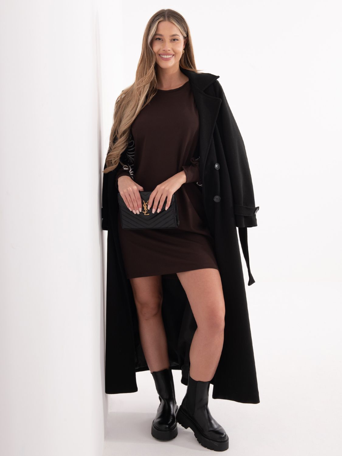 Krátke hnedé šaty s výšivkou a bufanými rukávmi