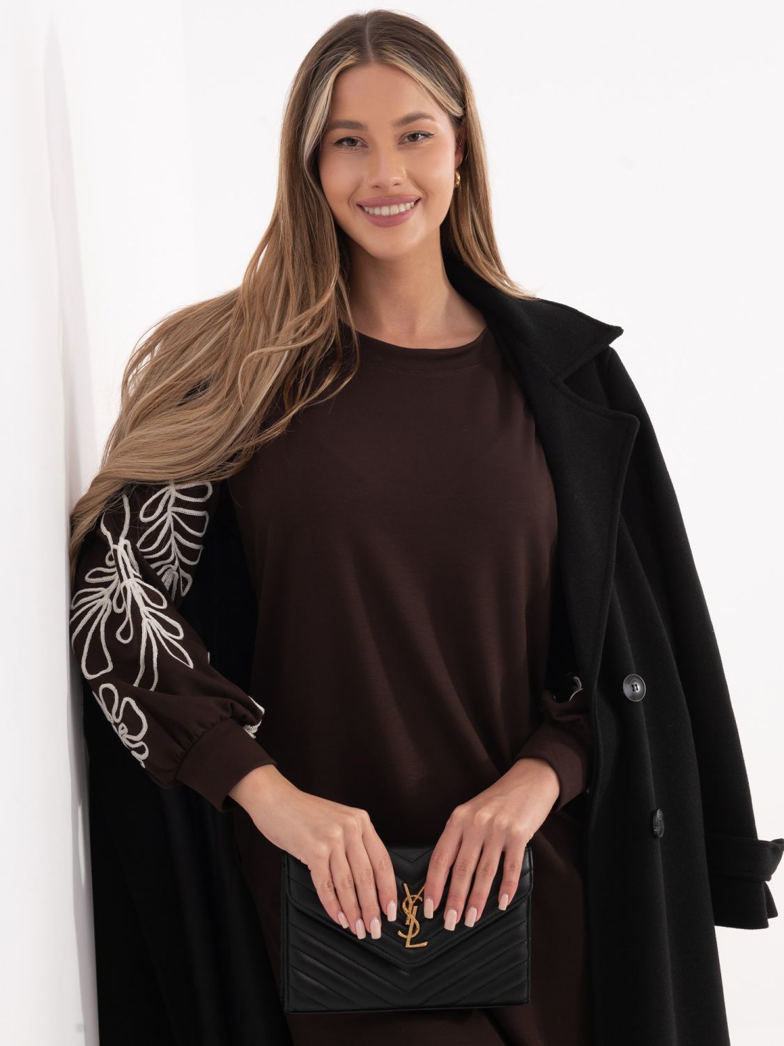 Krátke hnedé šaty s výšivkou a bufanými rukávmi