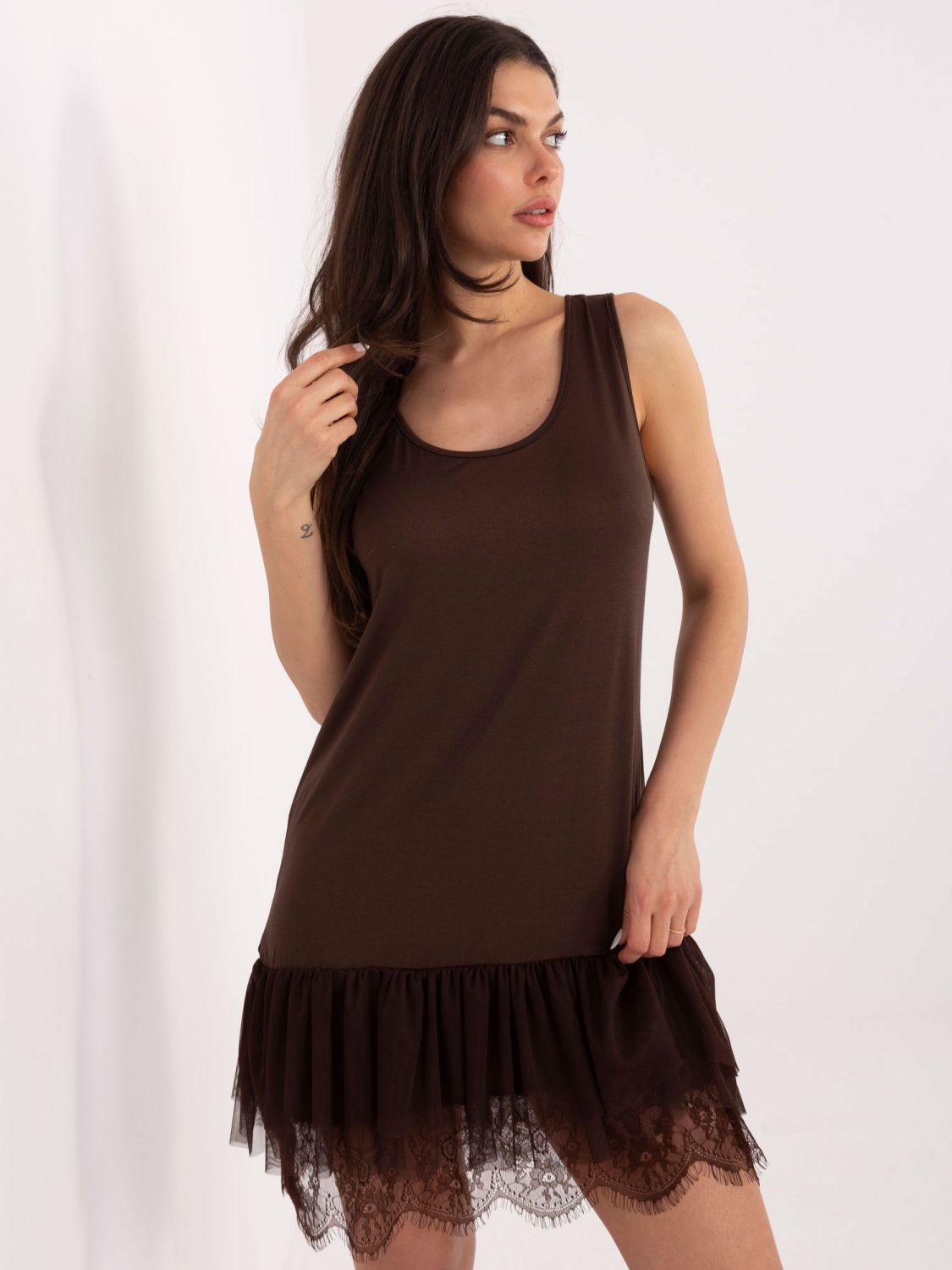 Hnedé rozšírené šaty s čipkou