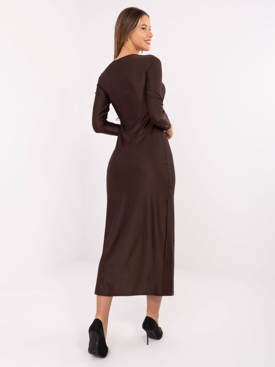 Elegantné midi puzdrové šaty s dlhým rukávom v hnedej farbe
