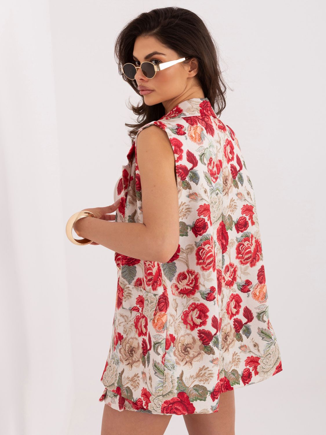 Elegantná červená vesta s kvetinovým vzorom