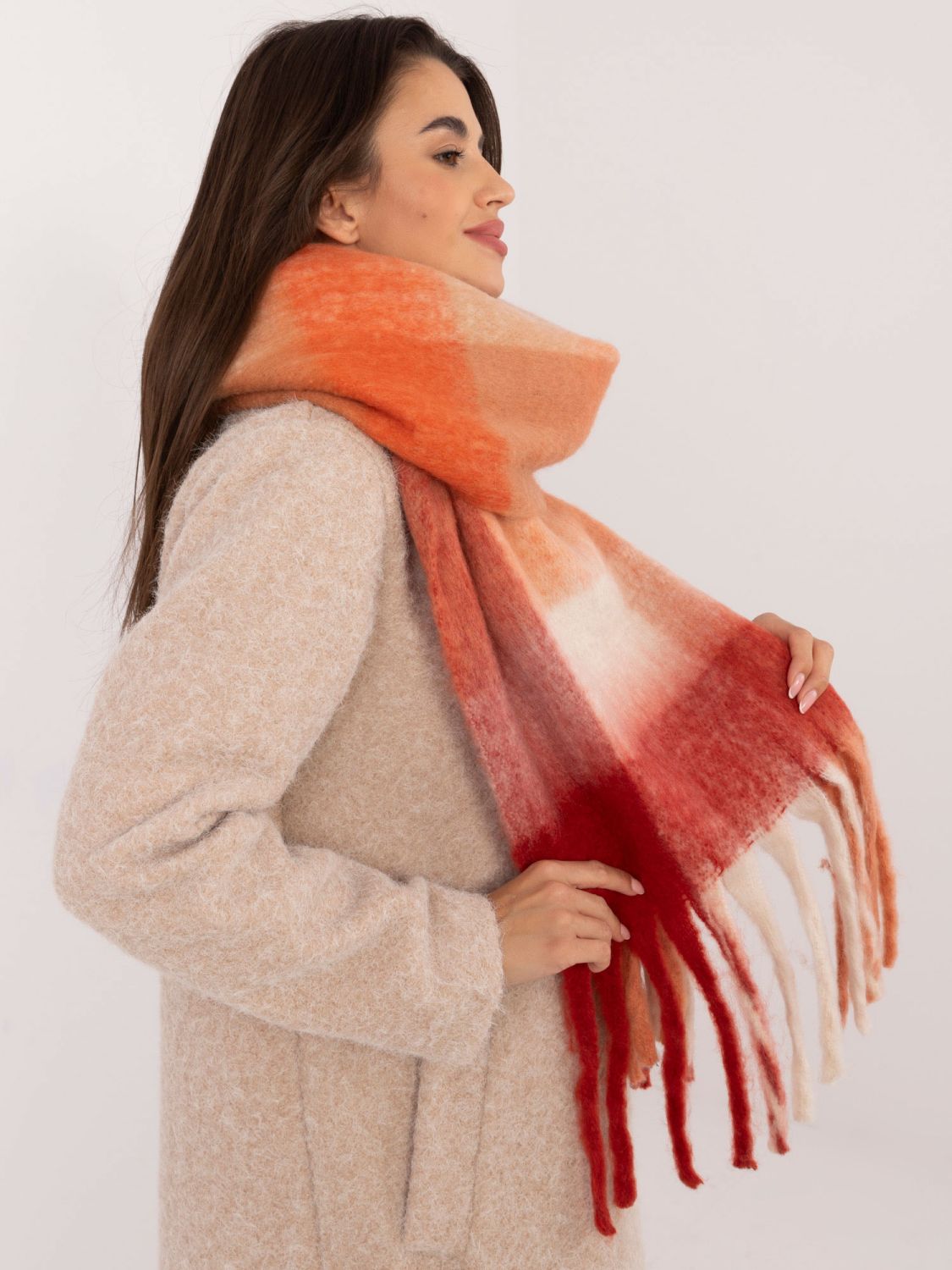 Červený šál s károvaným vzorom