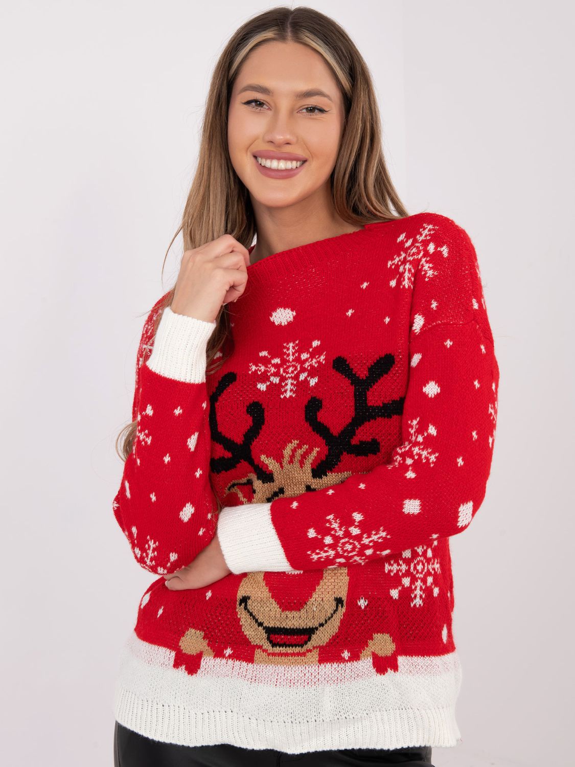 Červený pulóver s potlačou a okrúhlym výstrihom