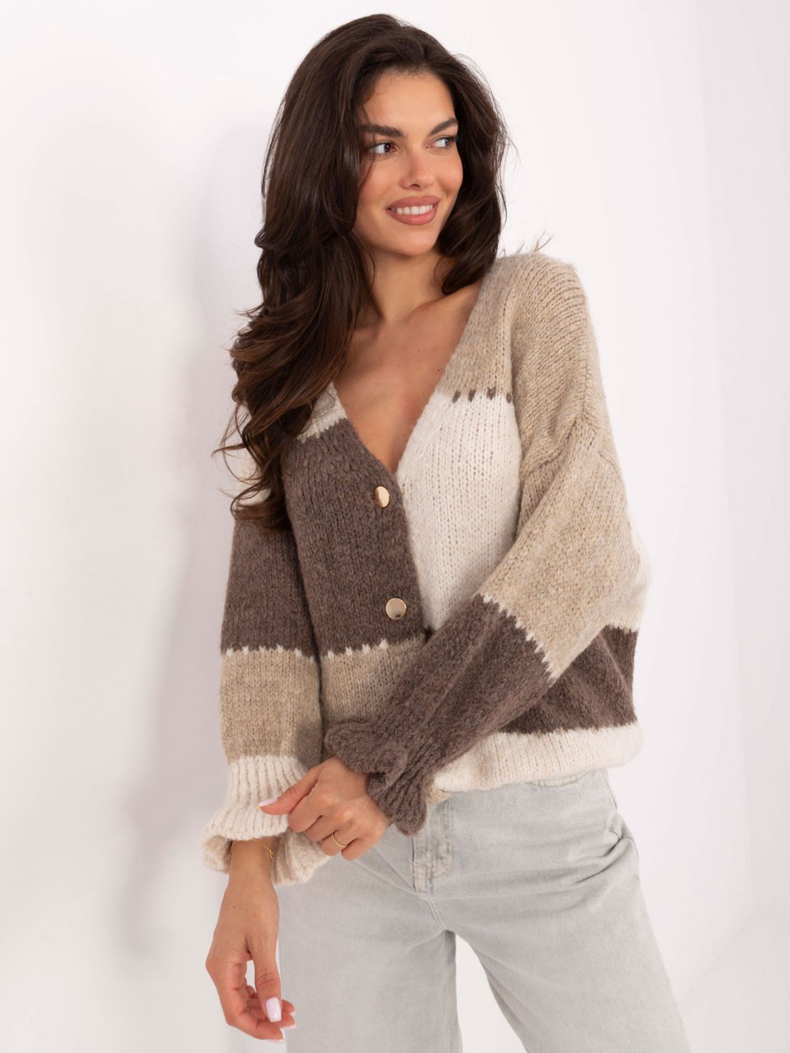 Béžový pruhovaný sveter s volánom a V-výstrihom