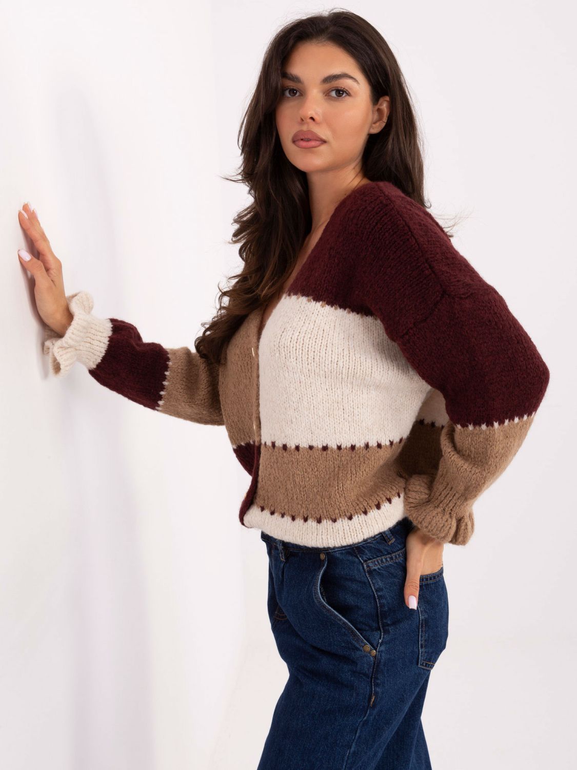 Bordový pruhovaný sveter s volánom a V-výstrihom