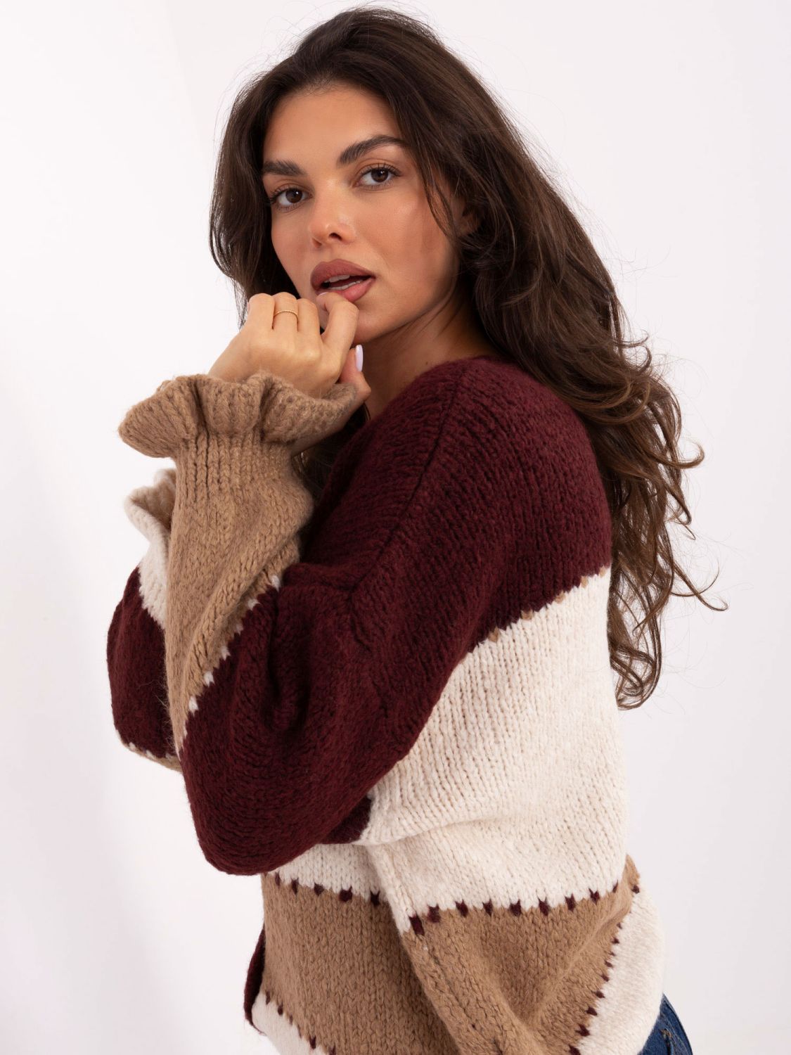 Bordový pruhovaný sveter s volánom a V-výstrihom