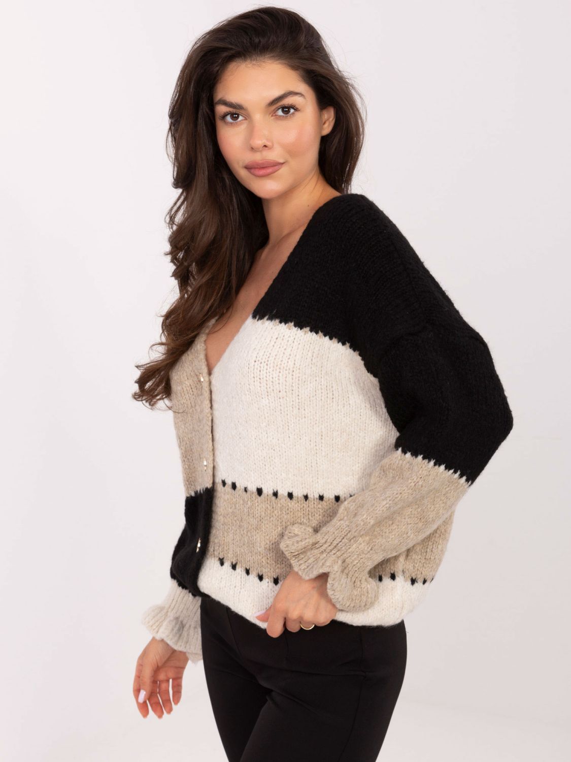 Čierno-béžový pruhovaný kardigán s volánom a V-výstrihom