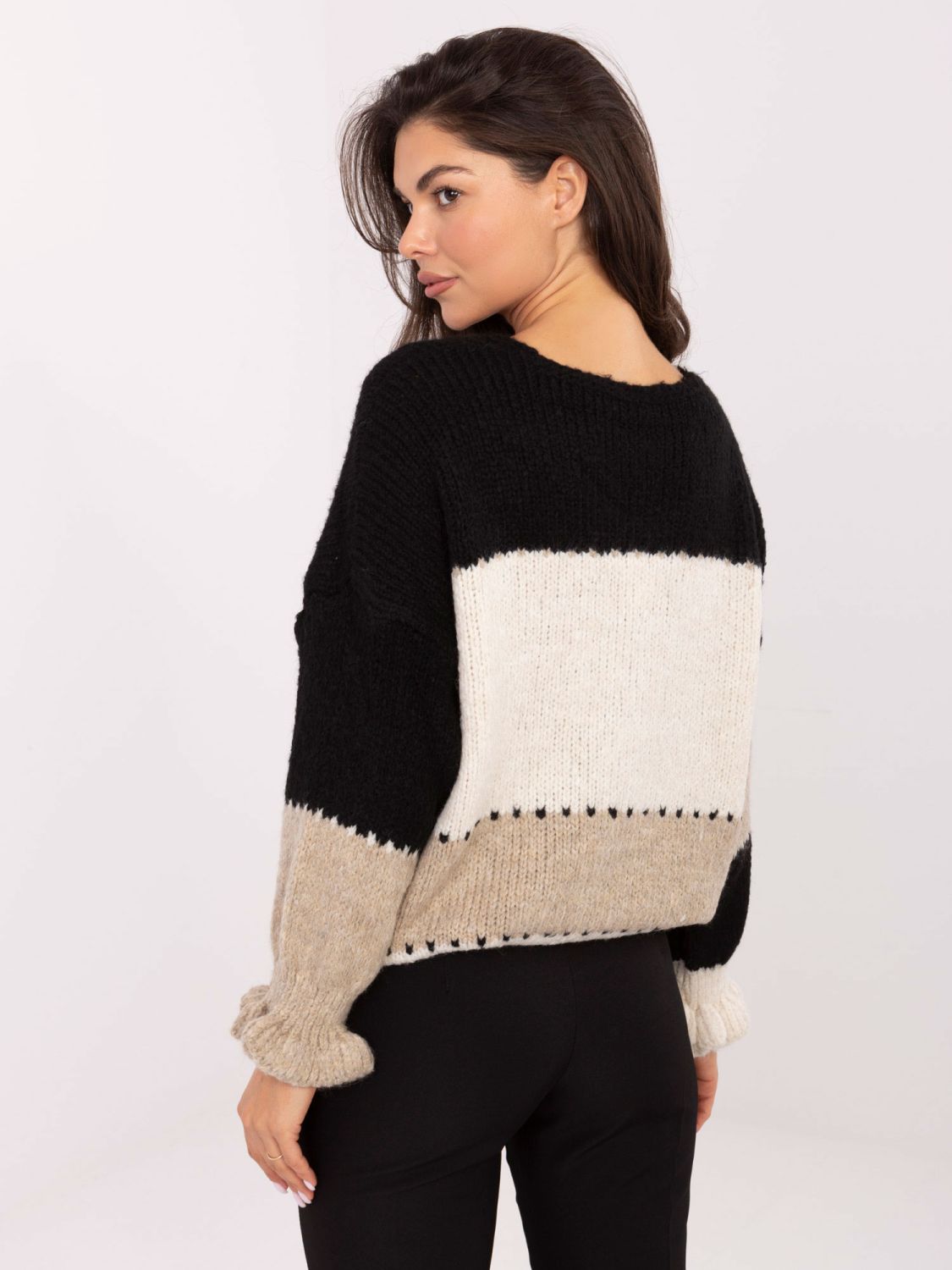 Čierno-béžový pruhovaný kardigán s volánom a V-výstrihom