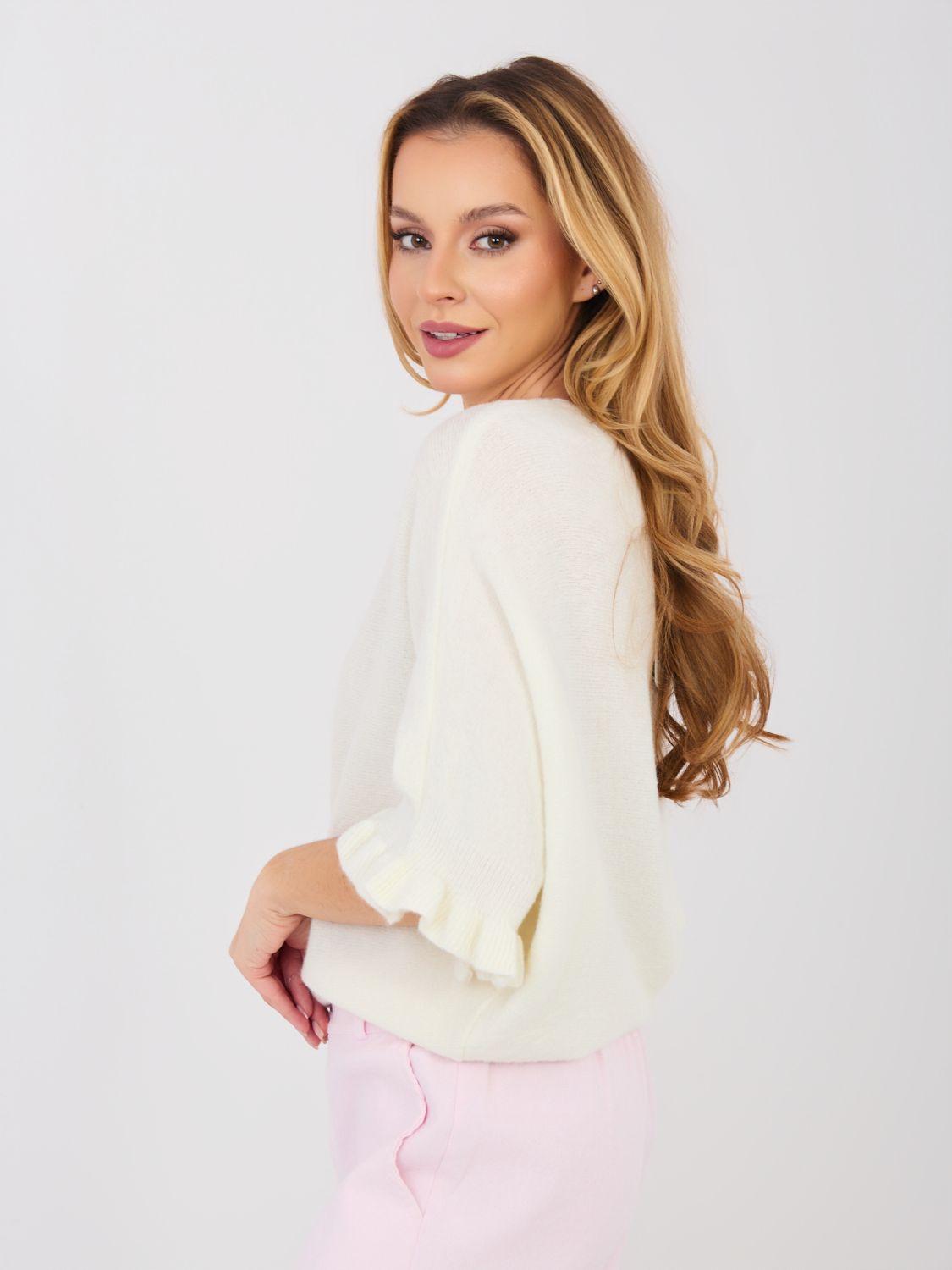 Ecru pulóver s 3/4 rukávmi a volánom