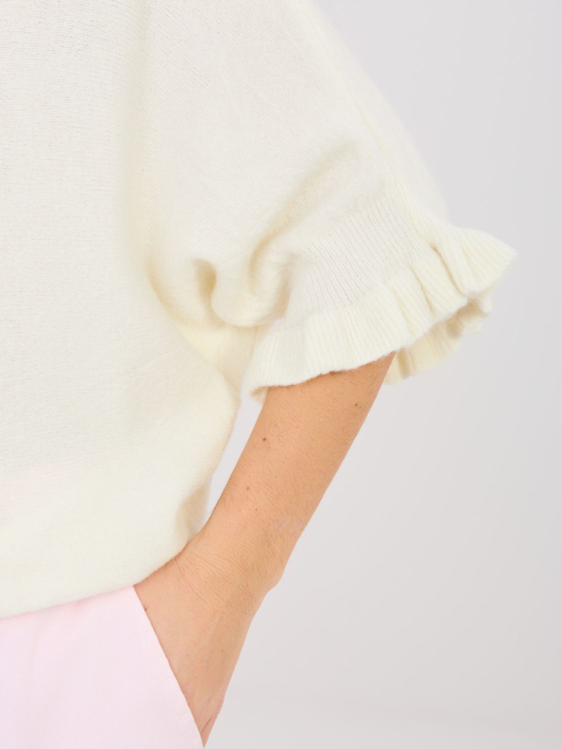 Ecru pulóver s 3/4 rukávmi a volánom