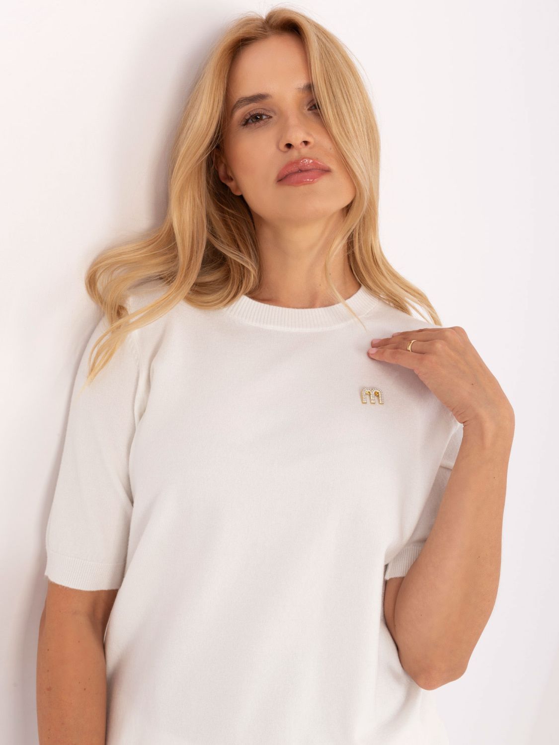 Elegantný ecru pulóver s krátkym rukávom