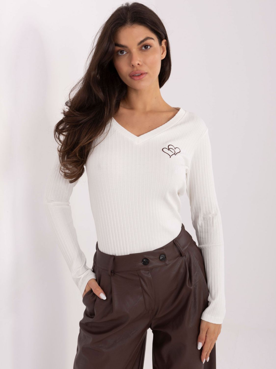 Biela blúzka s výšivkou a V-výstrihom