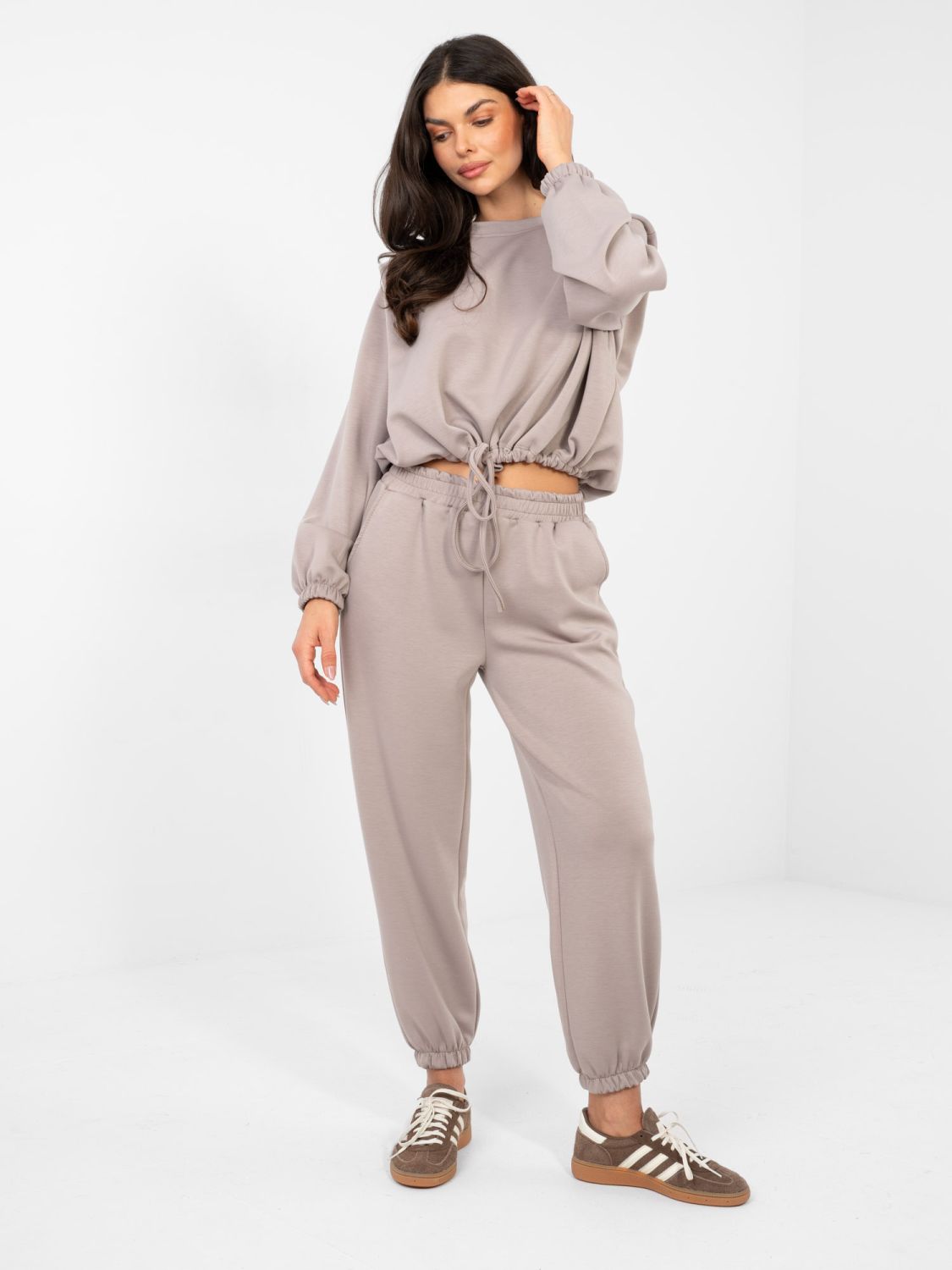 Dámska tmavobéžová súprava s viazaním a dlhými rukávmi