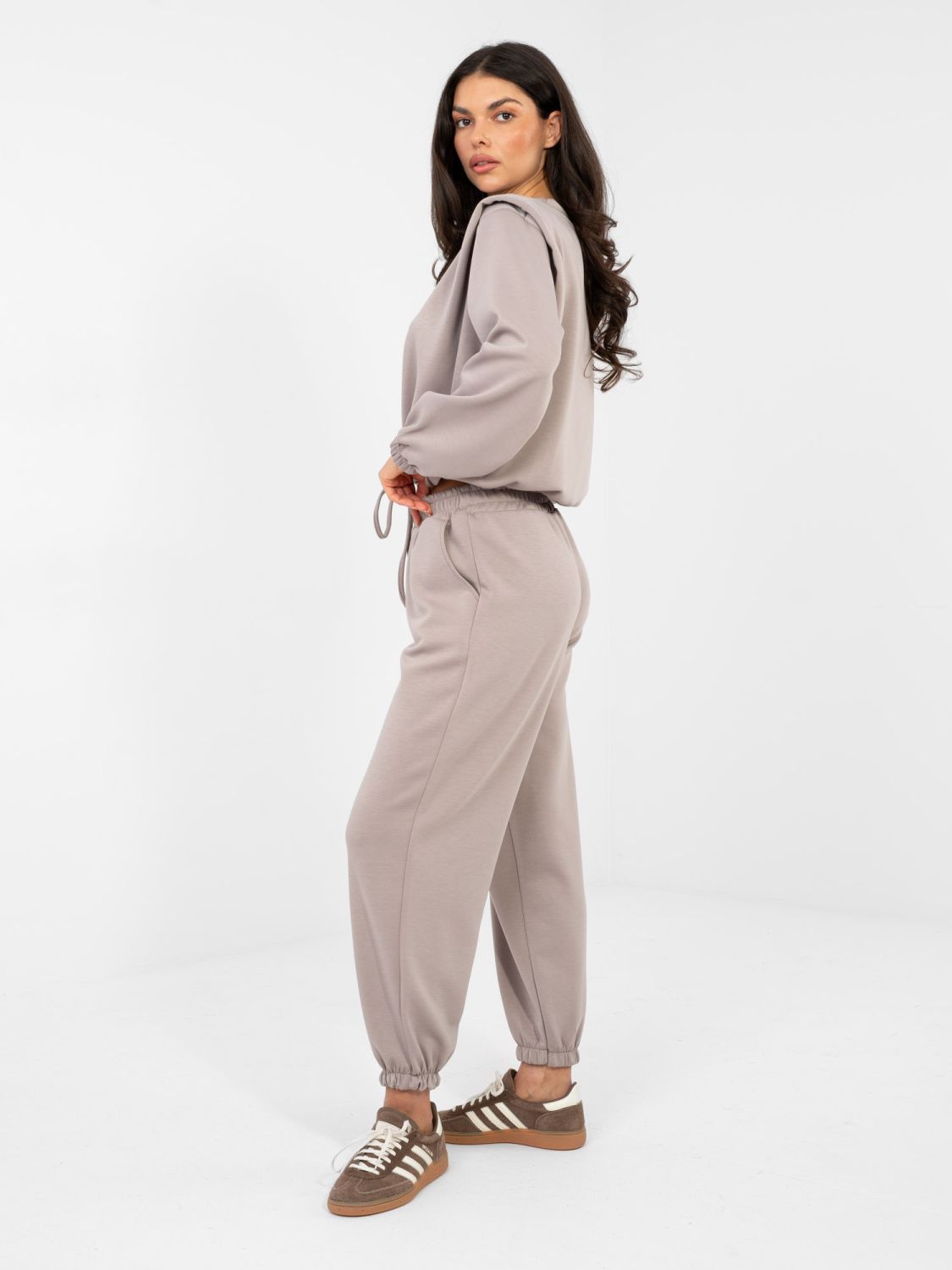 Dámska tmavobéžová súprava s viazaním a dlhými rukávmi