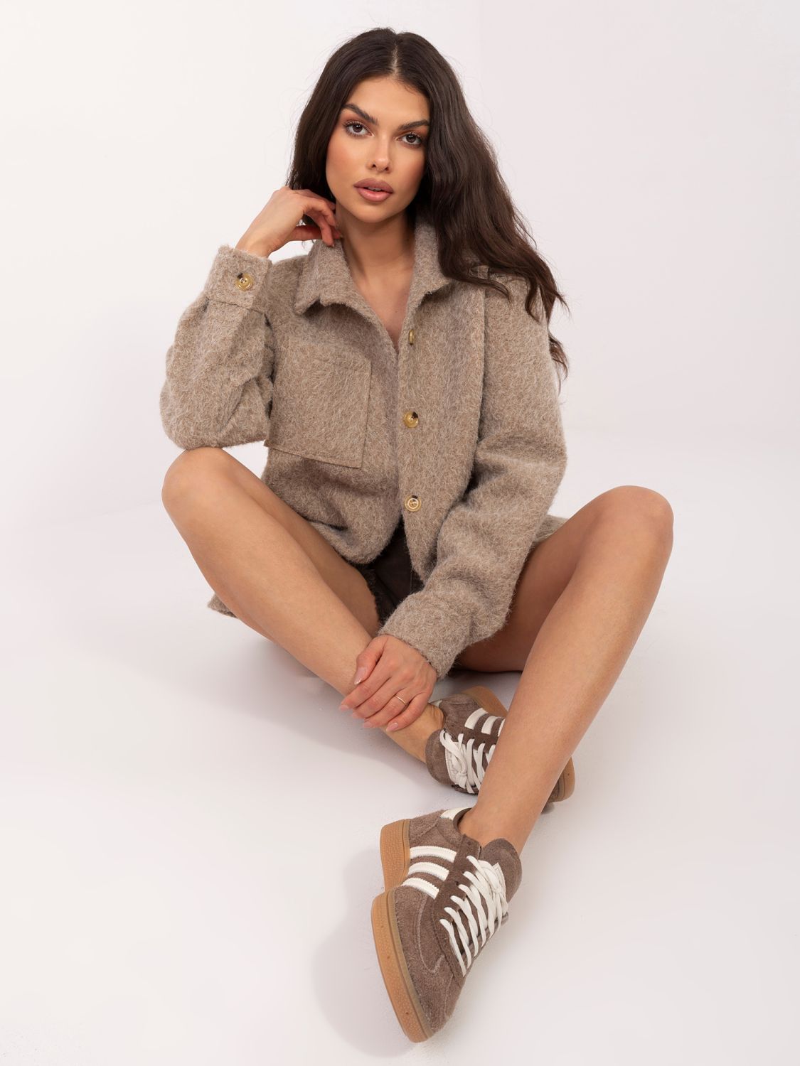 Tmavobéžová prechodná bunda s golierom