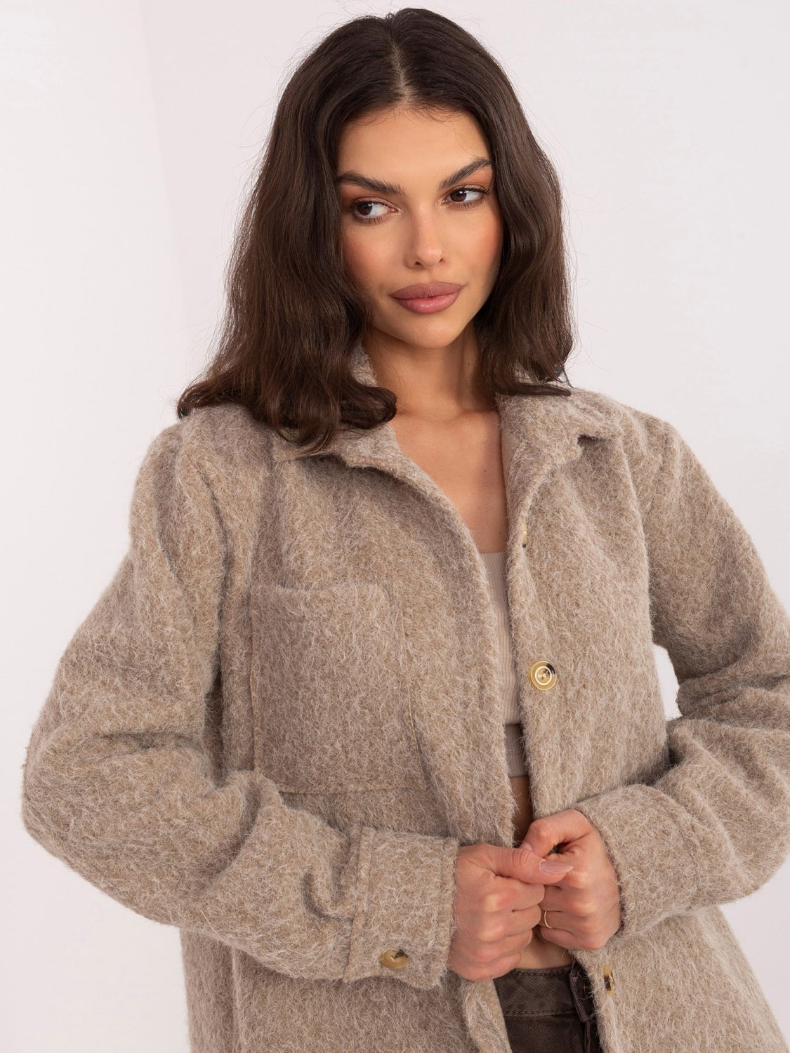 Tmavobéžová prechodná bunda s golierom