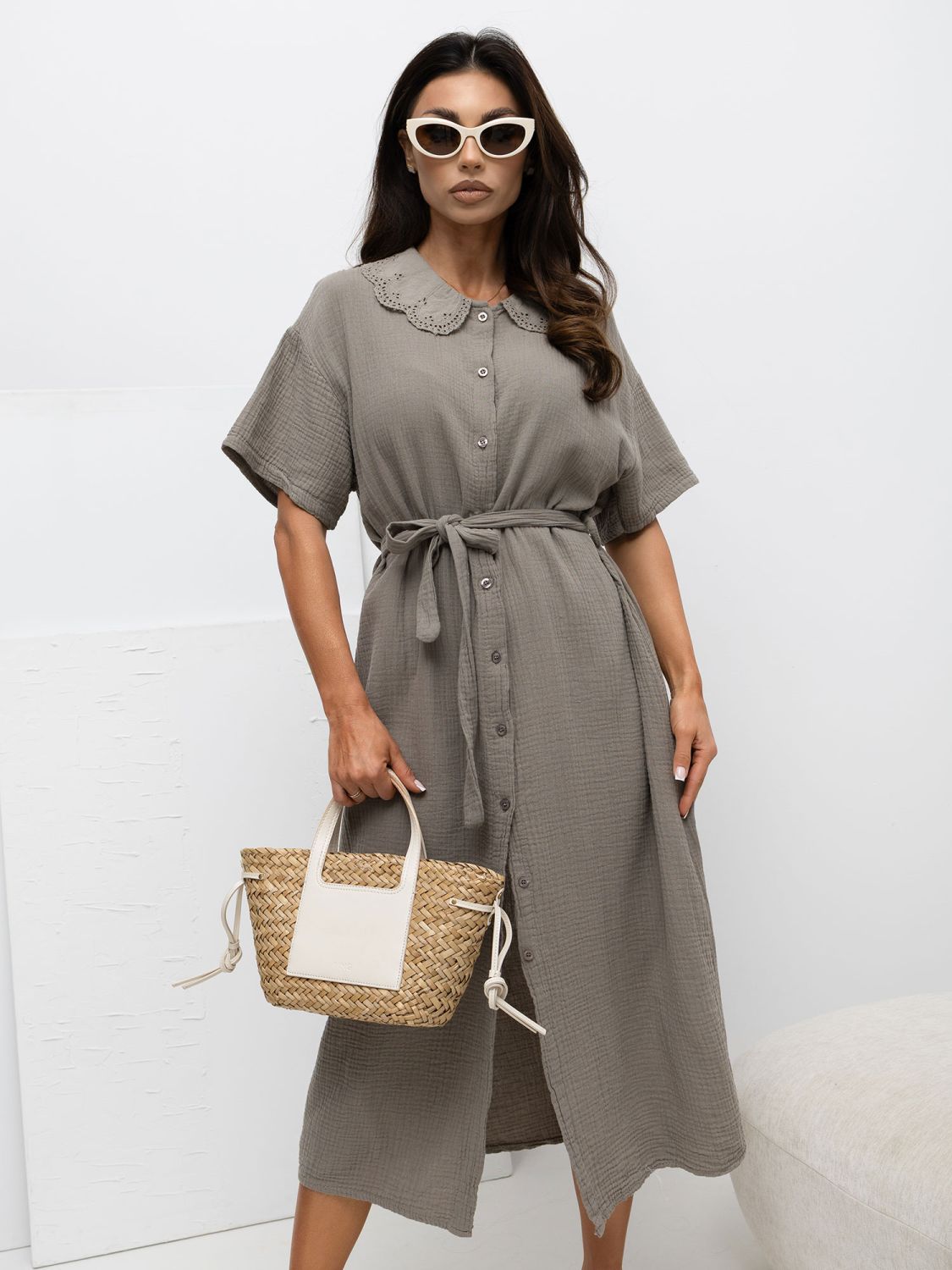 Tmavobéžové rozšírené midi šaty s opaskom a vreckami