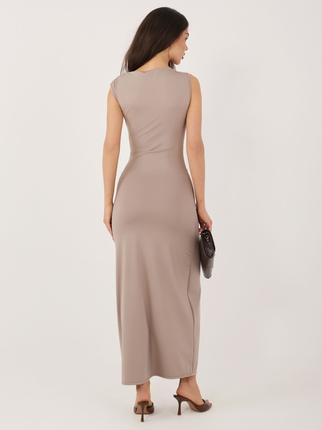 Elegantné tmavobéžové midi šaty s vodopádovým výstrihom