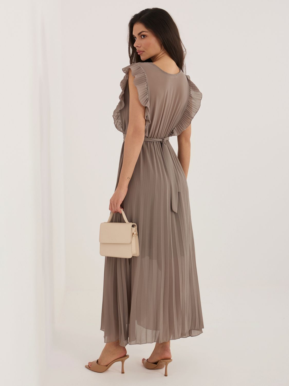 Tmavobéžové rozšírené midi šaty s opaskom