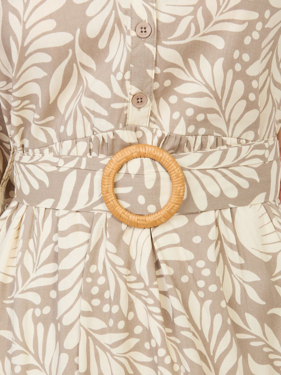 Béžové šaty s opaskom a volánom