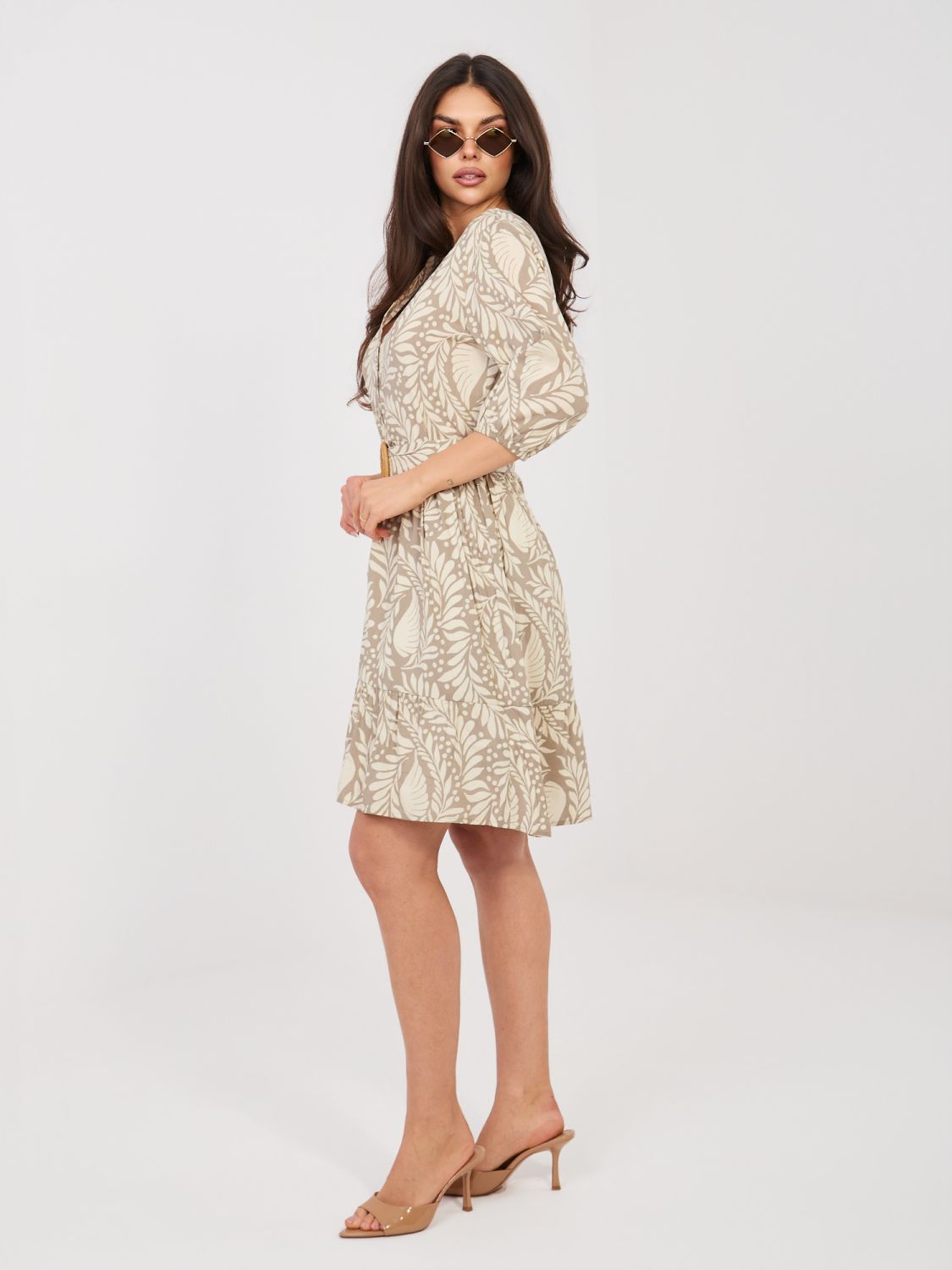 Béžové šaty s opaskom a volánom