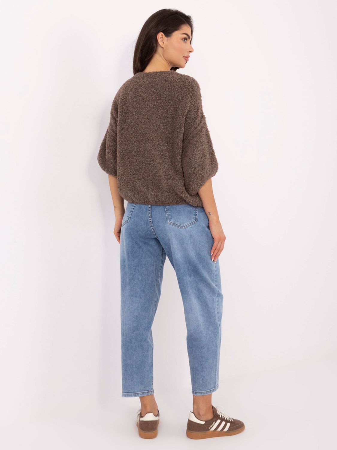 Tmavobéžový elegantný pulóver s 3/4 rukávom a gombíkmi