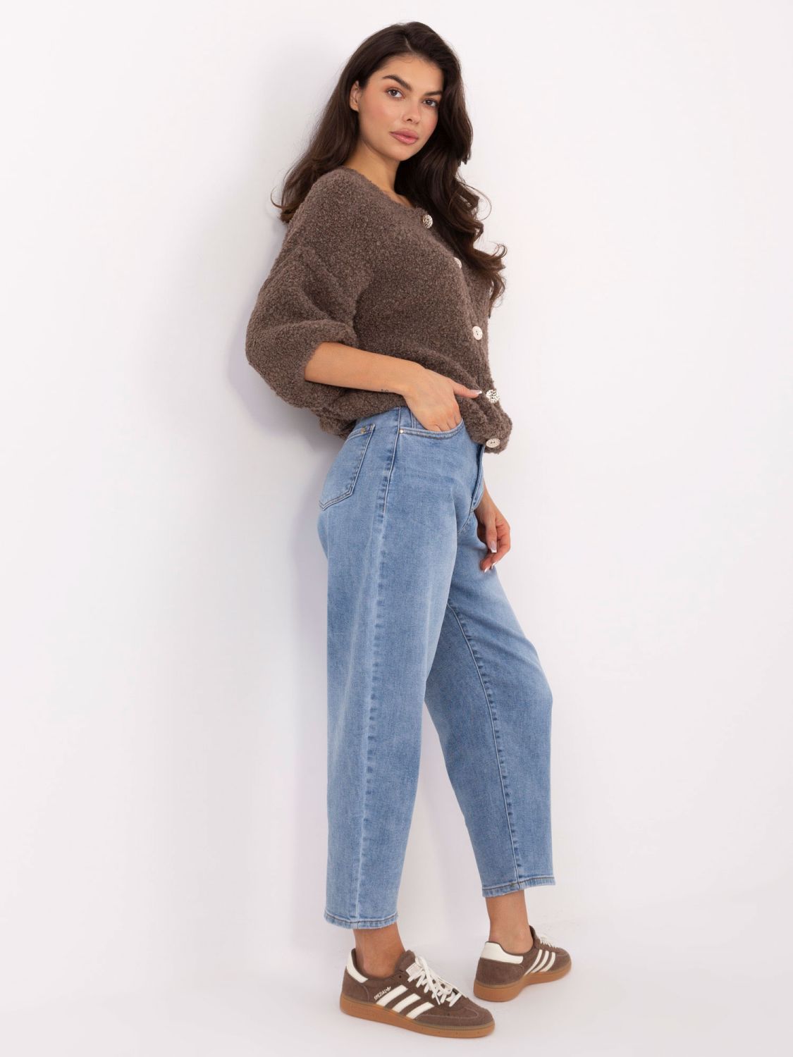 Tmavobéžový elegantný pulóver s 3/4 rukávom a gombíkmi