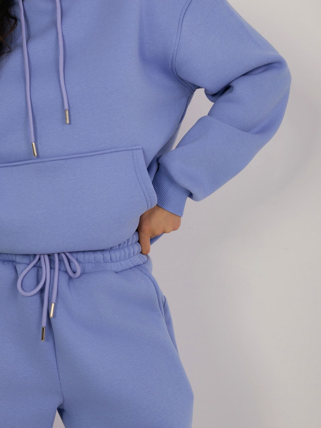 Fialová dámska súprava s kapucňou a dlhými rukávmi