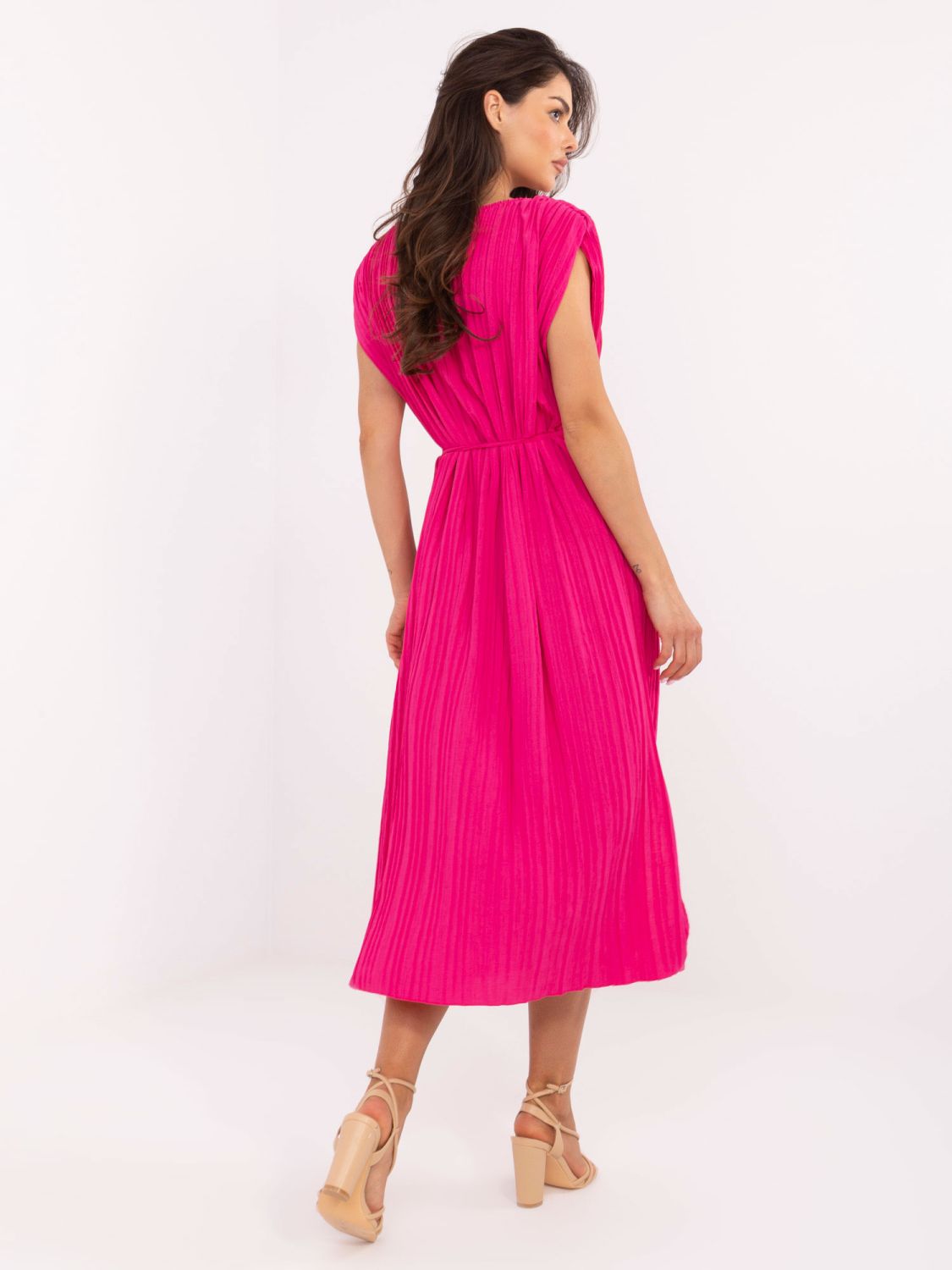 Elegantné midi šaty v ružovej farbe