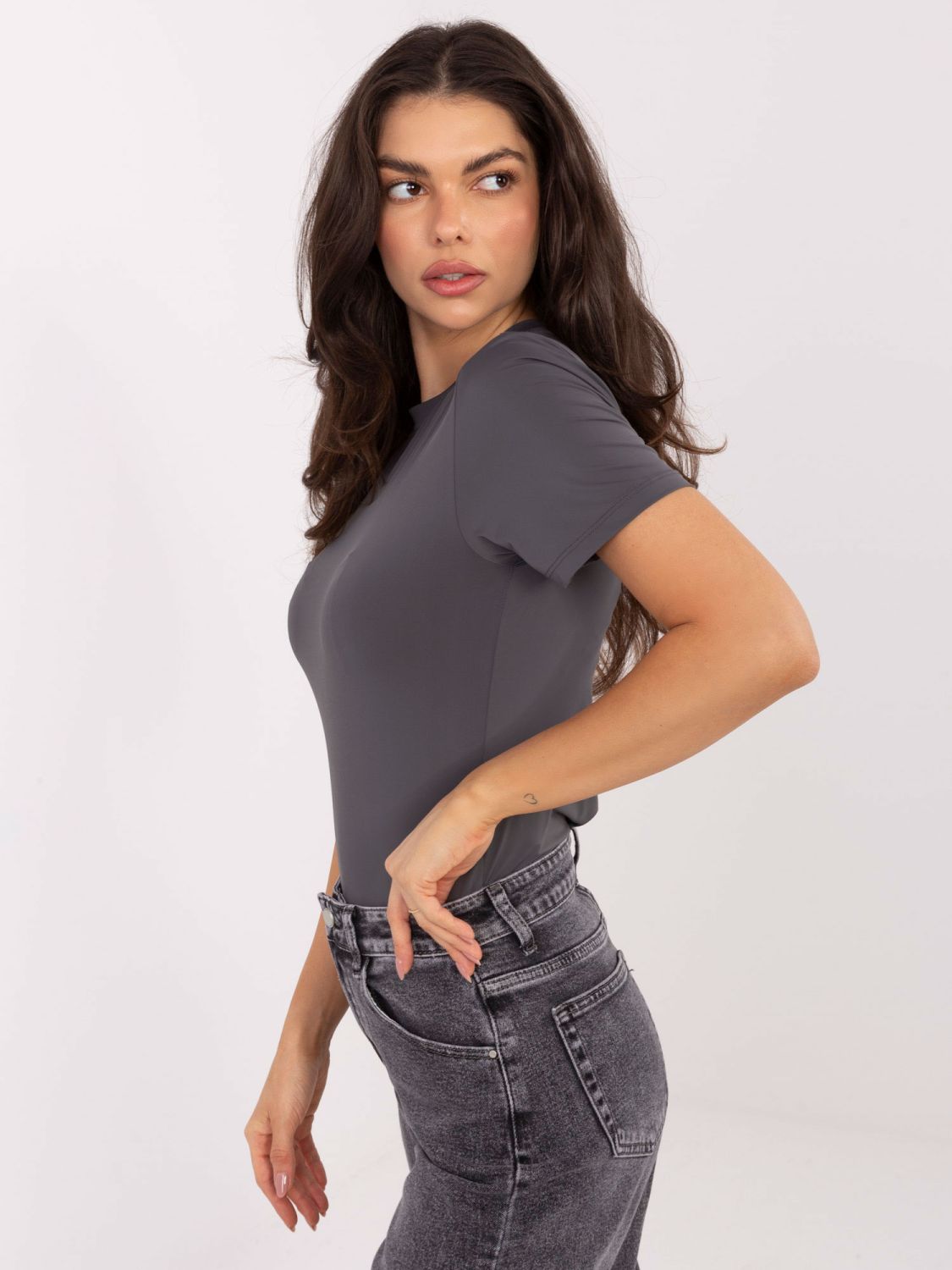 Grafitová blúzka s krátkym rukávom a okrúhlym výstrihom