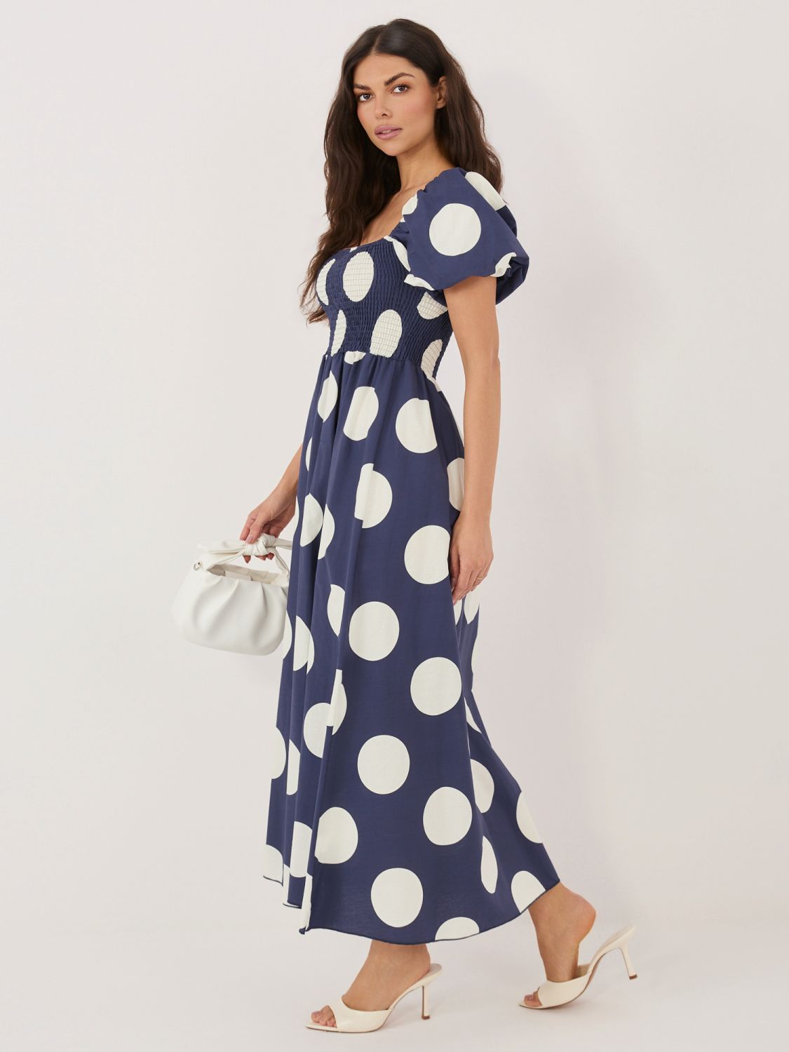 Maxi šaty s bodkami a odhalenými ramenami, tmavomodré