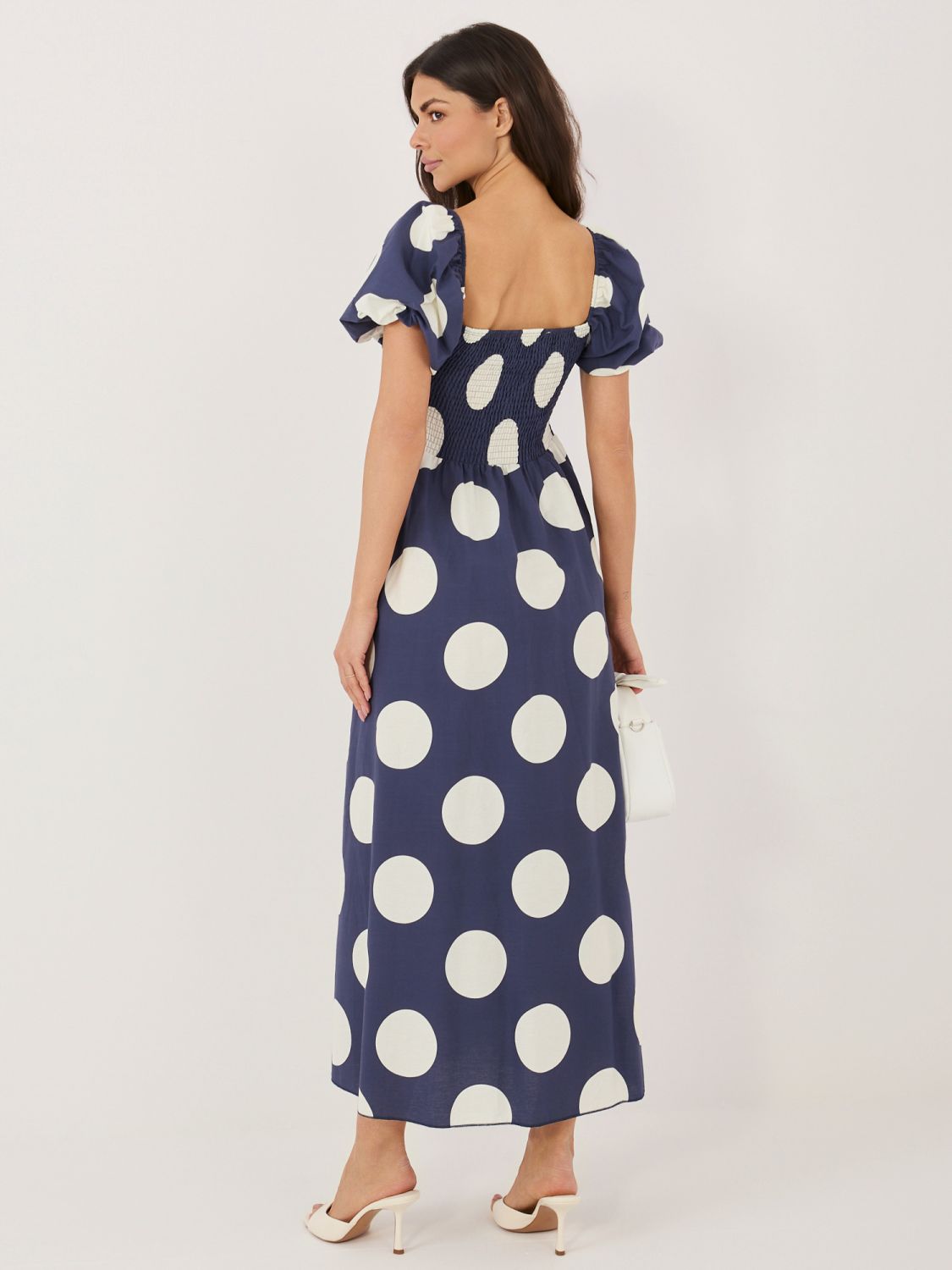 Maxi šaty s bodkami a odhalenými ramenami, tmavomodré