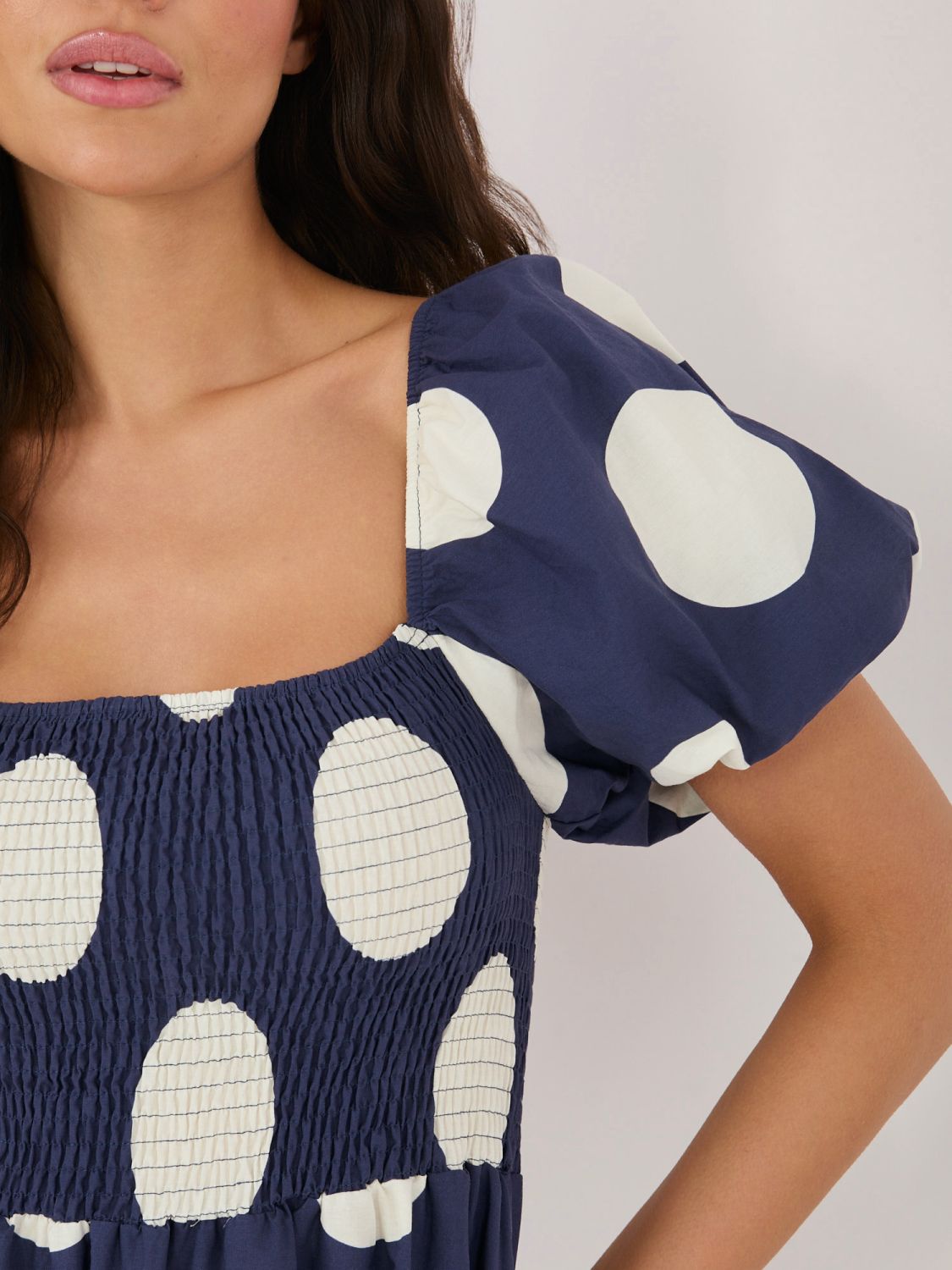 Maxi šaty s bodkami a odhalenými ramenami, tmavomodré