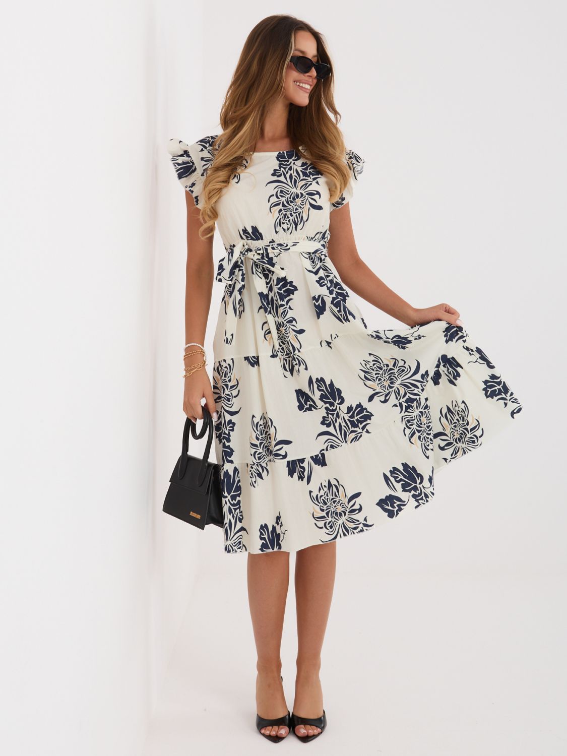 Tmavomodré midi šaty s potlačou a opaskom