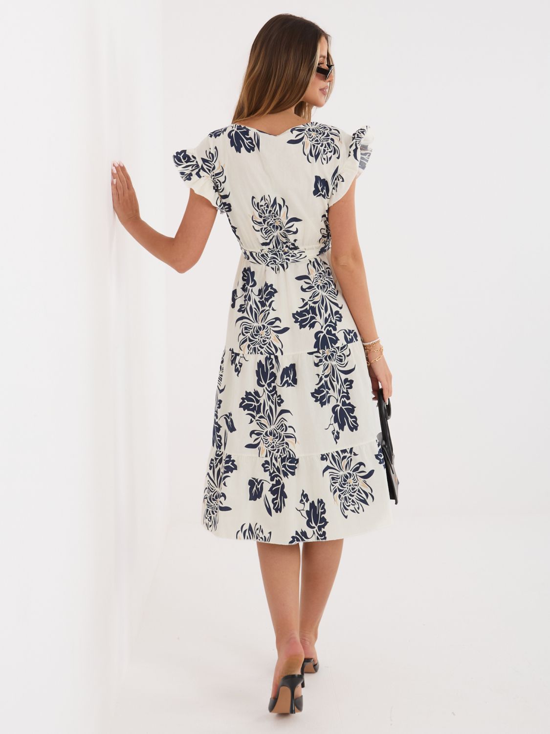 Tmavomodré midi šaty s potlačou a opaskom