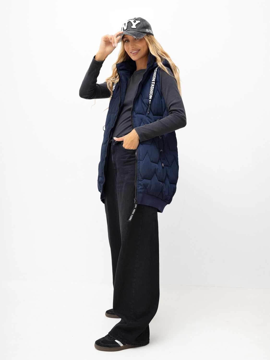 Prešívaná modrá vesta s kapucňou