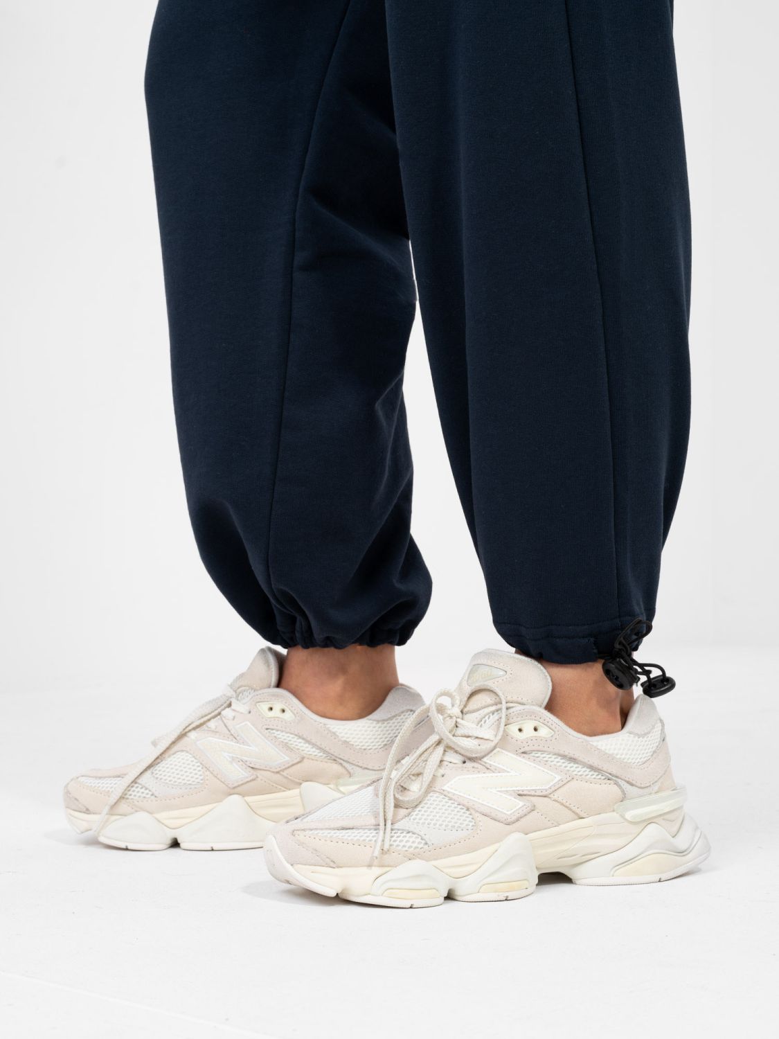 Dámske tmavomodré teplákové joggery s vysokým pásom