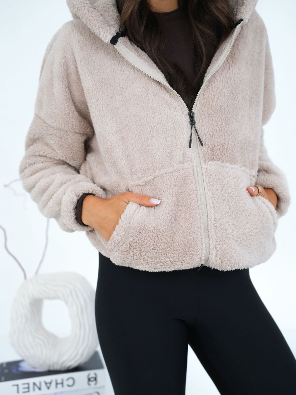 Béžová mikina so zipsom a kapucňou