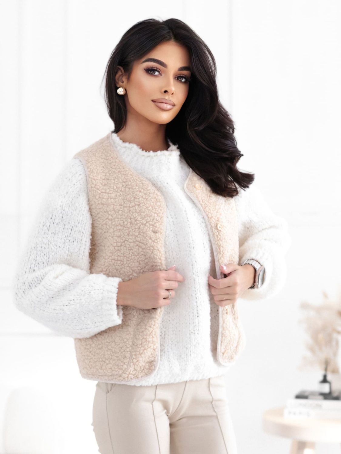 Béžová kožušinová vesta na gombíky