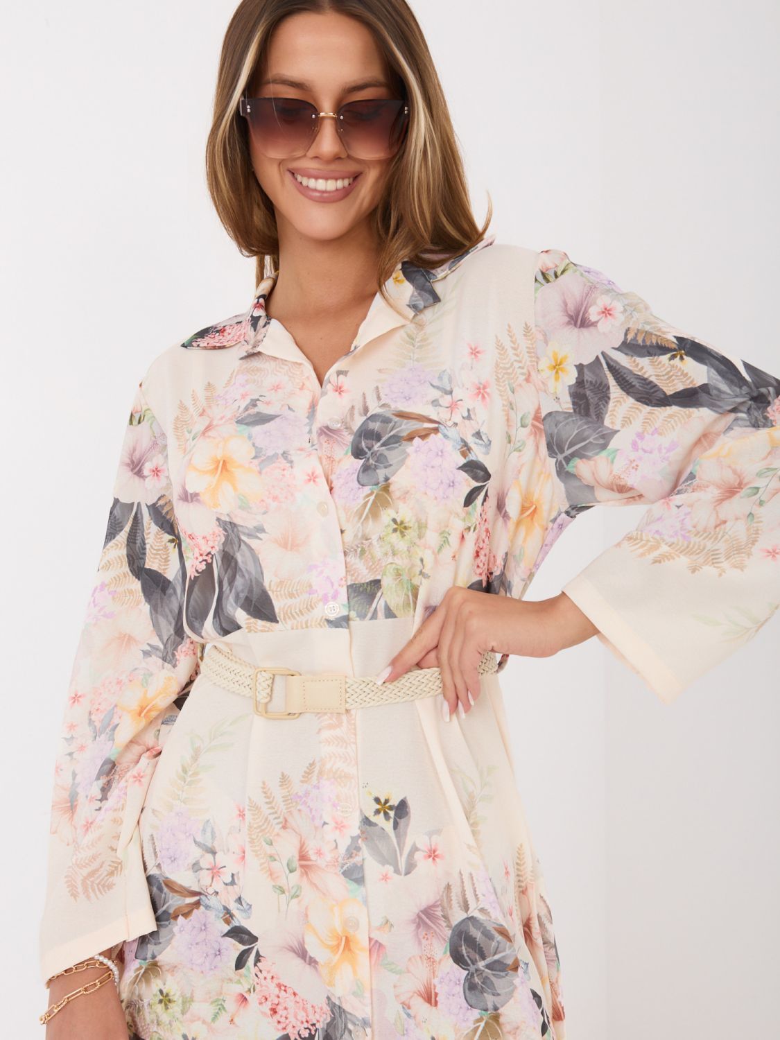 Béžové rozšírené šaty s kvetinovým vzorom