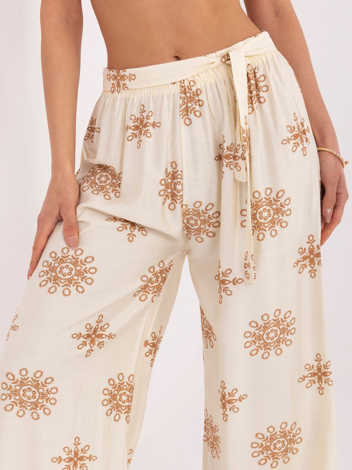 Široké palazzo nohavice s opaskom v hnedej farbe