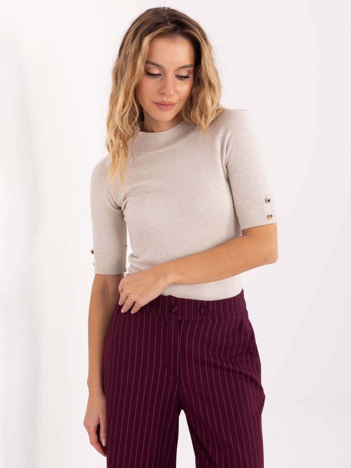 Béžový elegantný pulóver s polorolákom a krátkym rukávom