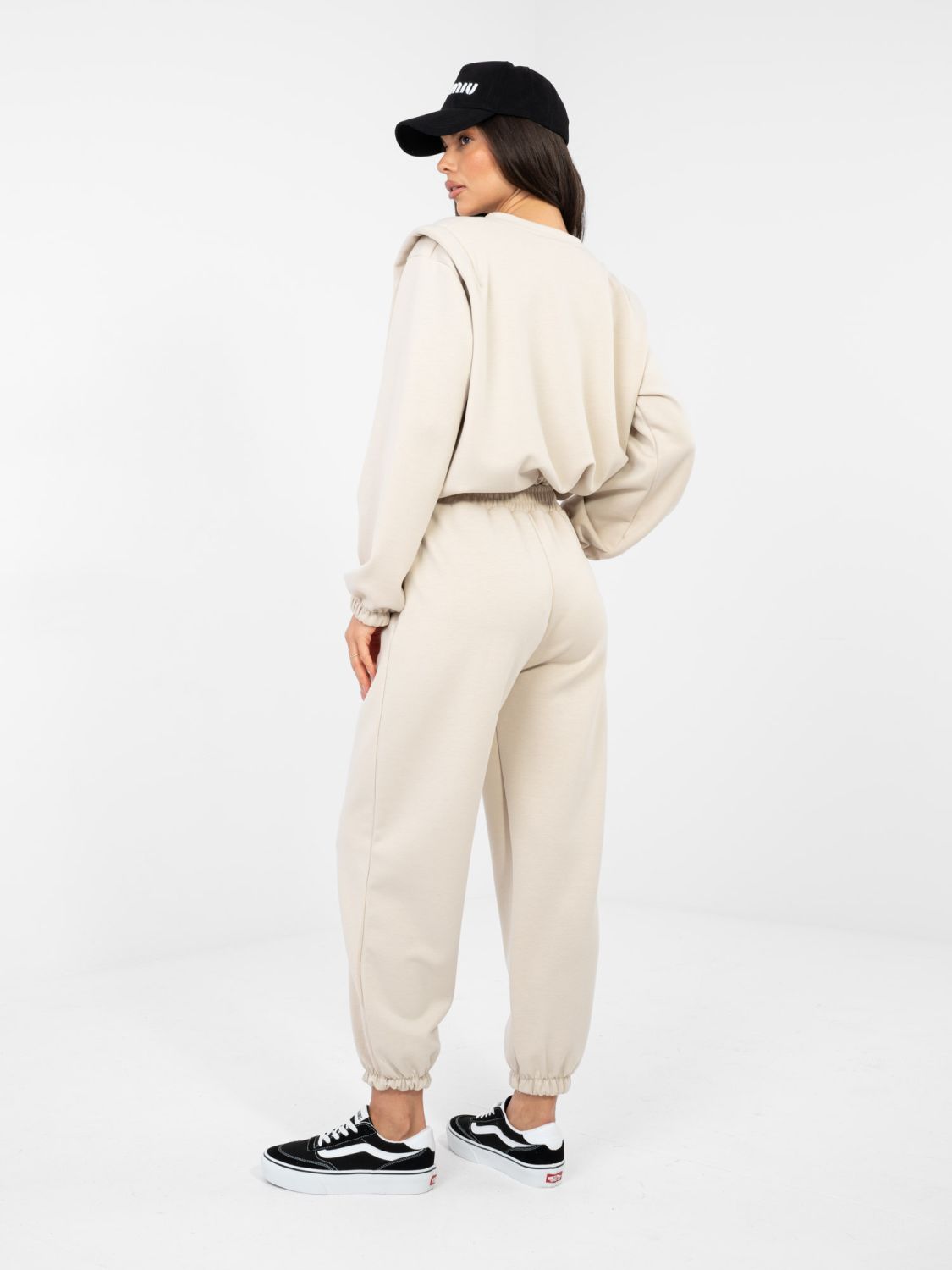 Dámsky béžový komplet s dlhým rukávom a viazaním